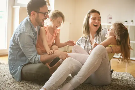 Baufinanzierung-Eigenleistung-Finanzierungsservice Glückliche Familie