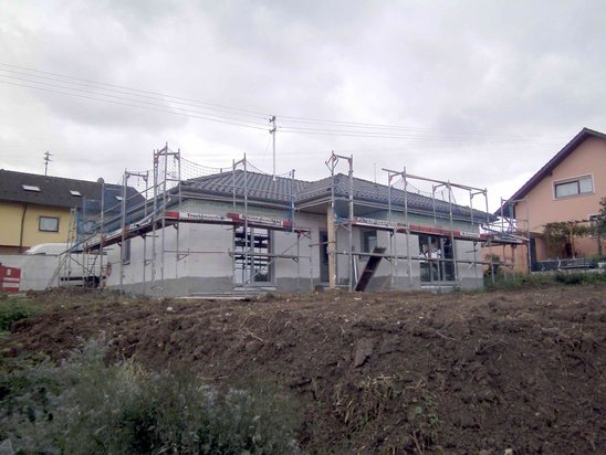 Der Bungalow mit Baugerüst