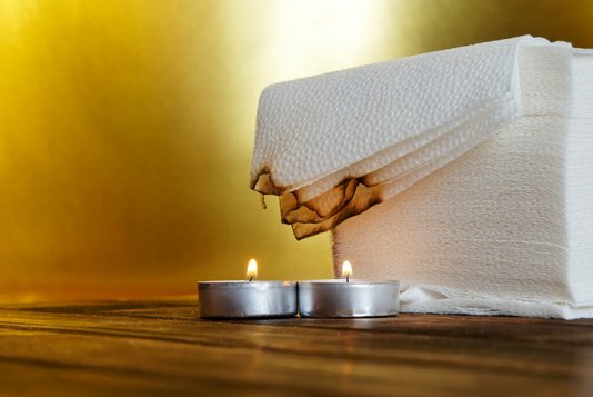 sicherheit-sicheres-haus-hilfsmittel-hilfe-achten-05 Servietten brennen ab