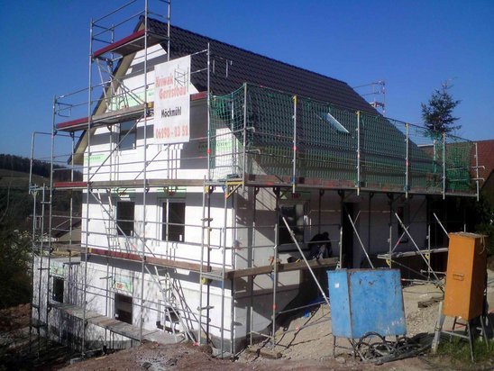 Das Haus mit Baugerüst