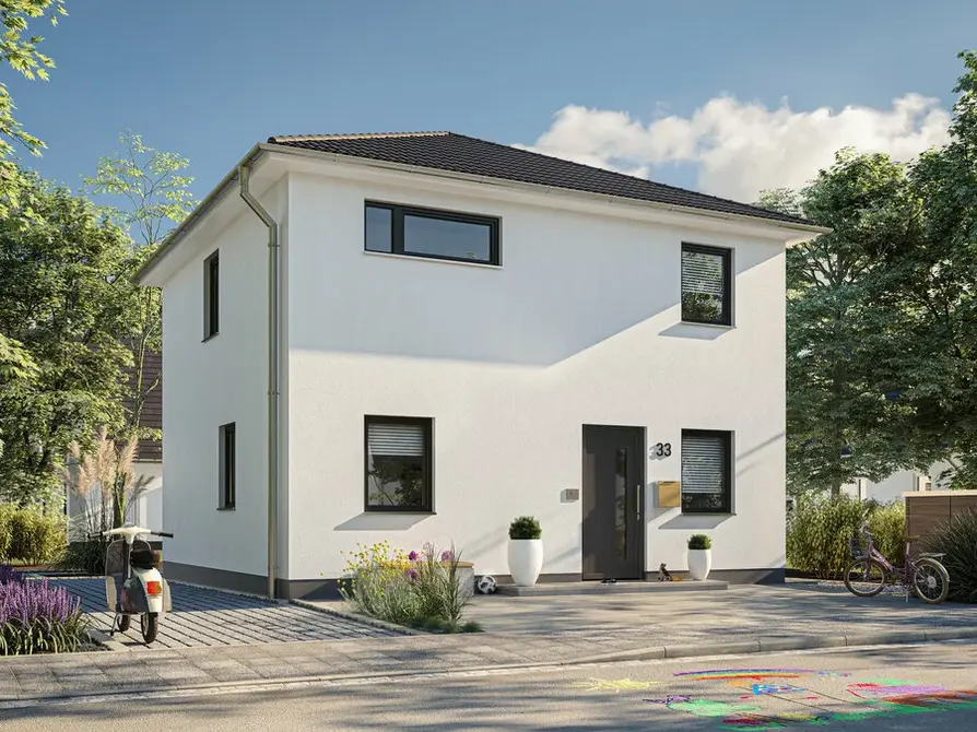 Das Stadthaus 100 in der Elegance-Variante präsentiert von der Straße aus einen modernen Eingangsbereich. Dieses kompakte Familienhaus mit Zeltdach bietet Platz für eine optionale Photovoltaikanlage.
