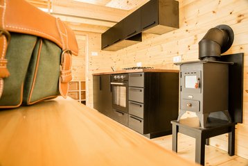 Tiny-House-bauen-20 Holzofen in einem stilvoll eingerichteten Tiny House