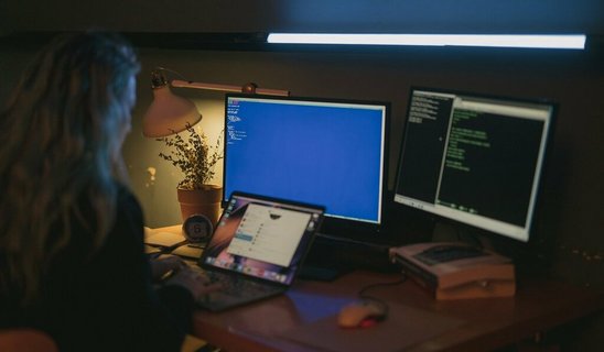 pexels-cottonbro-5473298 Frau am Bildschirmarbeitsplatz