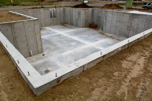 bauen-grundstueck-keller-hausbau-boden-ausheben-03
