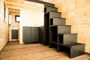 Tiny-House-bauen-23 Inneneinrichtung mit Regalstufen